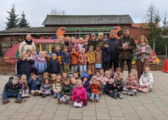 groepsfoto kinderen Het Moleke en leden college