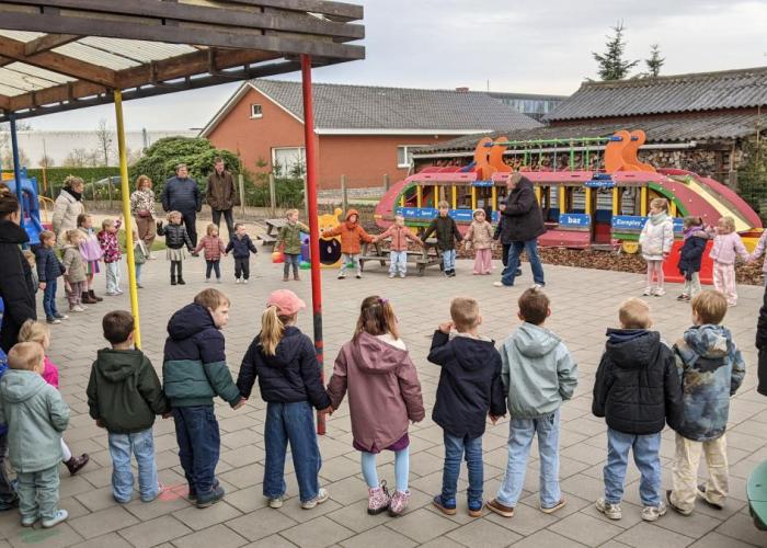 foto kinderen Het Moleke in een kring