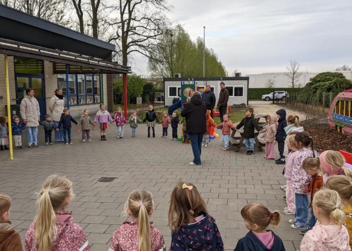 foto kinderen Het Moleke in een kring 2