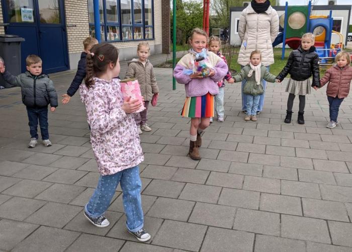kinderen met spaarpot vast