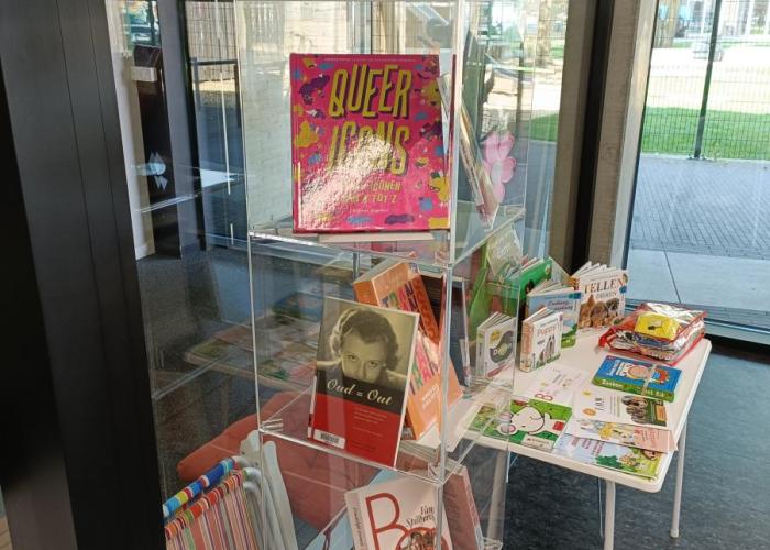 boekenstand over IDAHOT in bib