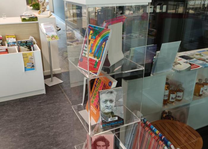 boekenstand over IDAHOT in bib