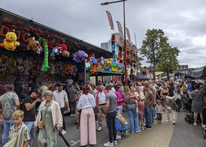 volk op de kermis