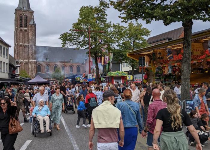 volk op de kermis