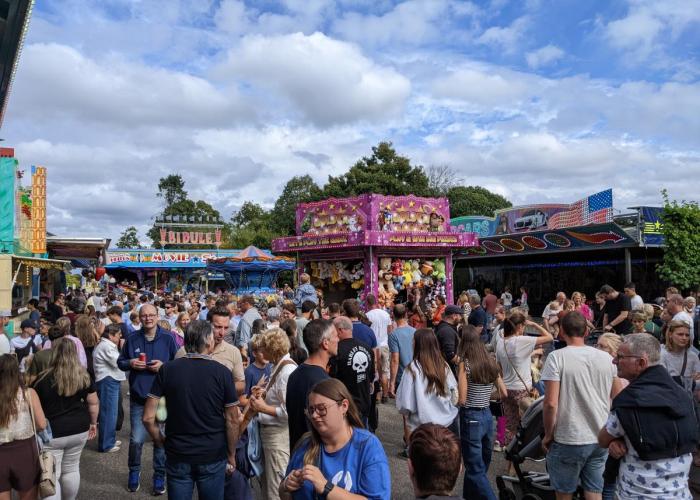 volk op de kermis