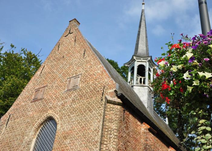 kapel van Achtel met bloemen op voorgrond