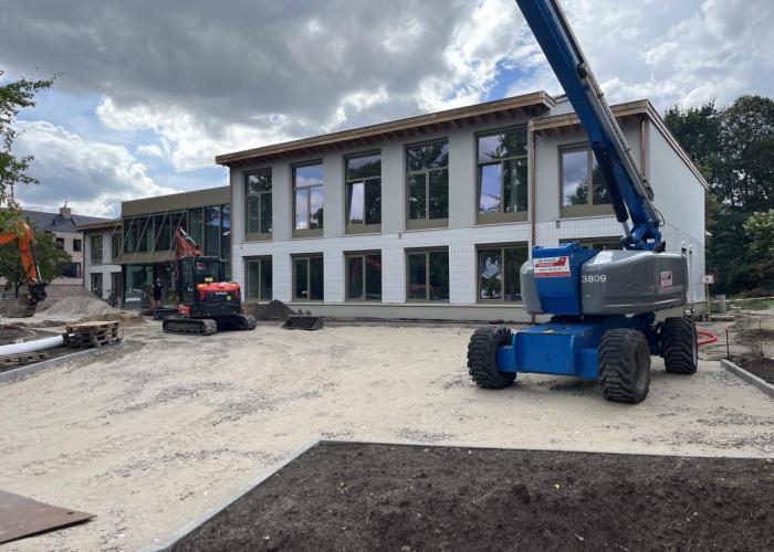 Hier zie je het gerenoveerde gemeentehuis van Rijkevorsel. De omgevingsaanleg gebeurt momenteel nog.