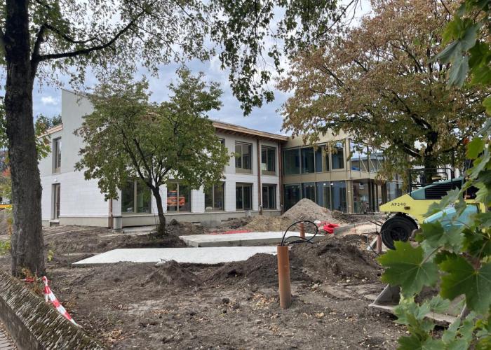Hier zie je het gerenoveerde gemeentehuis van Rijkevorsel. De omgevingsaanleg gebeurt momenteel nog.