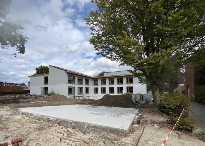 Hier zie je het gerenoveerde gemeentehuis van Rijkevorsel. De omgevingsaanleg gebeurt momenteel nog.