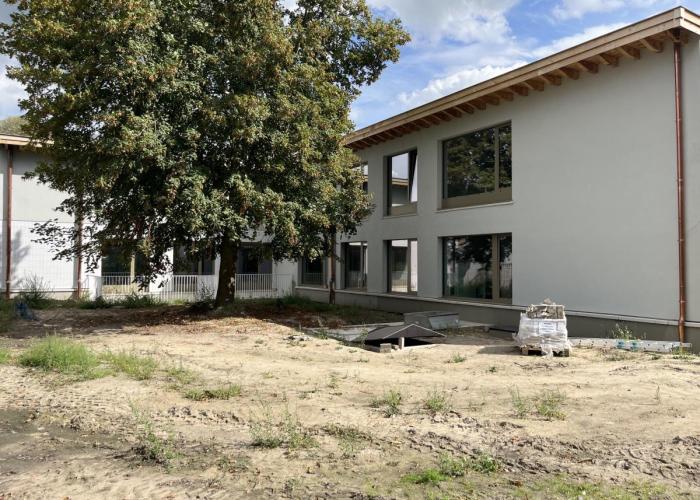 Hier zie je het gerenoveerde gemeentehuis van Rijkevorsel. De omgevingsaanleg gebeurt momenteel nog.