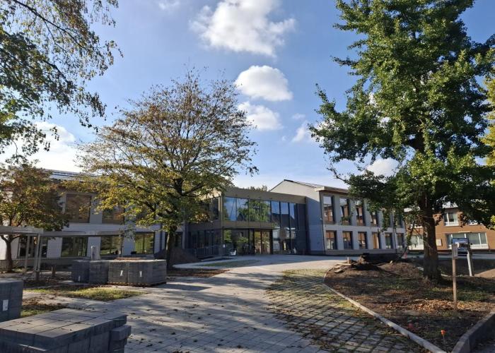 Hier zie je het gerenoveerde gemeentehuis van Rijkevorsel. De omgevingsaanleg gebeurt momenteel nog.