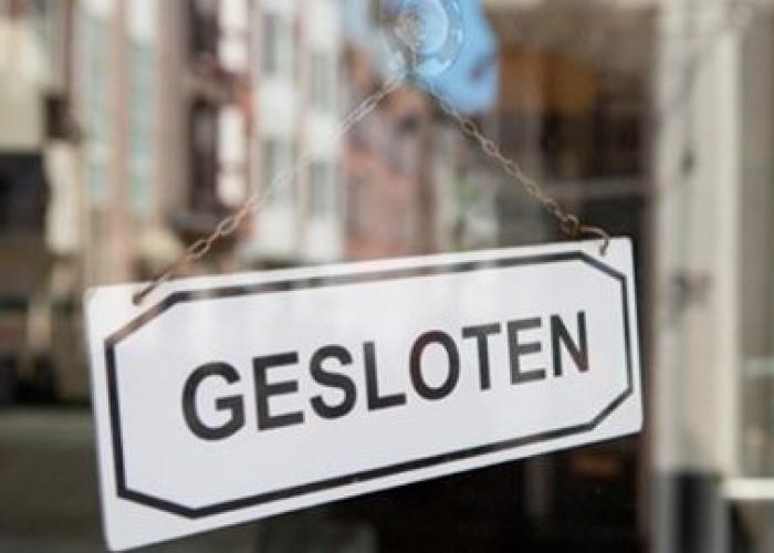 bord 'gesloten' aan raam