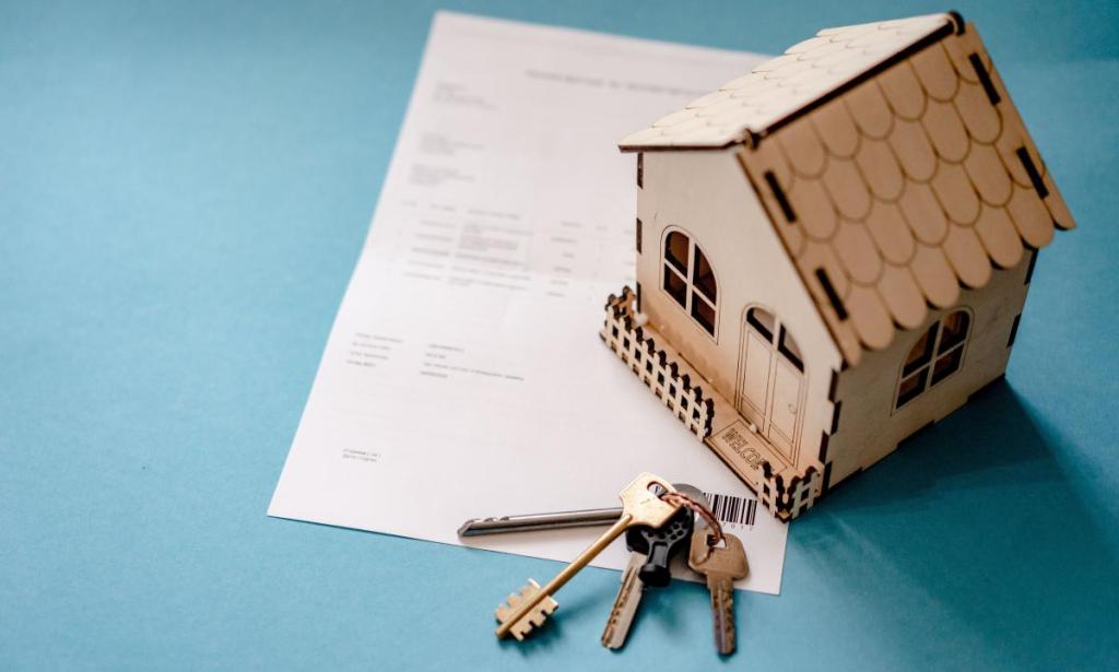 Op deze afbeelding zie je een huis, een sleutelbos en een document