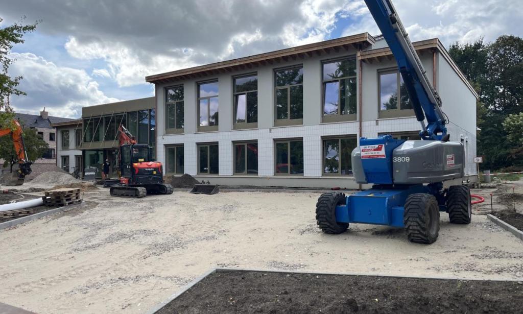 Hier zie je het gerenoveerde gemeentehuis van Rijkevorsel. De omgevingsaanleg gebeurt momenteel nog.