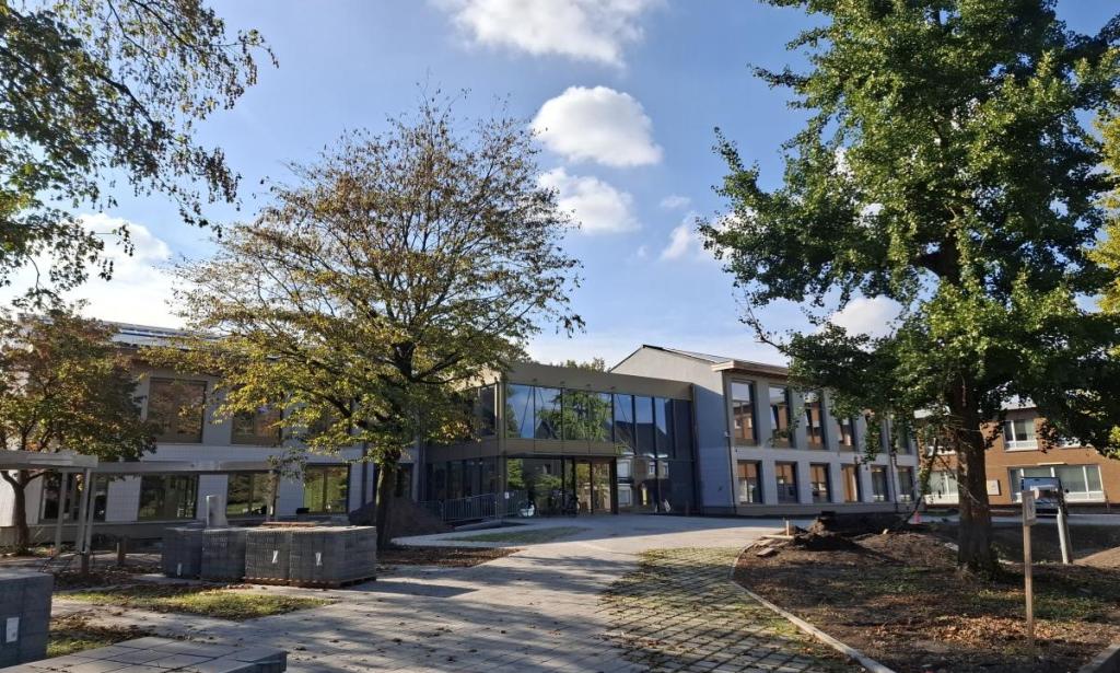 Hier zie je het gerenoveerde gemeentehuis van Rijkevorsel. De omgevingsaanleg gebeurt momenteel nog.