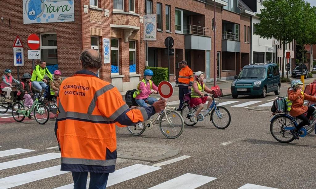 Gezocht: vrijwilligers om kinderen te helpen oversteken
