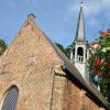 kapel van Achtel met bloemen op voorgrond