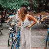 twee dames stappen naast fiets